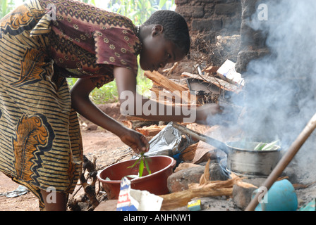 Ein junges Mädchen Köche in Malawi. Stockfoto