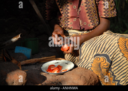 Ein junges Mädchen Köche in Malawi. Stockfoto