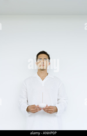 Mann mit Weihrauch, wegsehen, Taille bis Stockfoto
