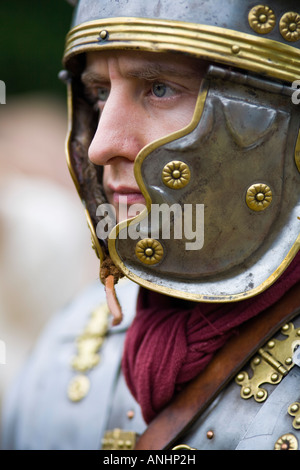 Eine Reenactor gekleidet wie ein Roman Soldier, Chedworth, Gloucestershire, UK Stockfoto