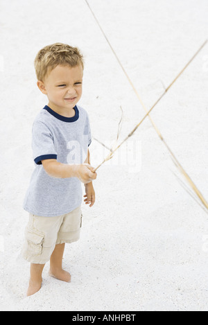 Kleiner Junge vorgibt, Schwertkampf mit stick Stockfoto