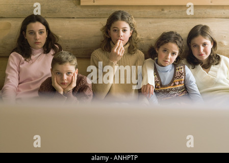 Gruppe von Teen preteen Freunde und Geschwister vor dem Fernseher, Vorderansicht Stockfoto