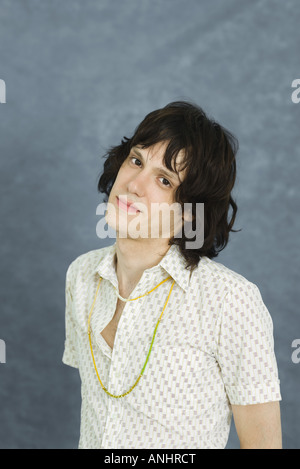 Teenager, Blick in die Kamera, Kopf geneigt, Porträt Stockfoto