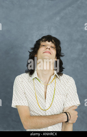 Teenager mit Armen, Kopf in den Nacken, Blick in die Kamera Stockfoto