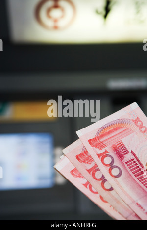 100 Yuan Banknoten, AMT im Hintergrund Stockfoto