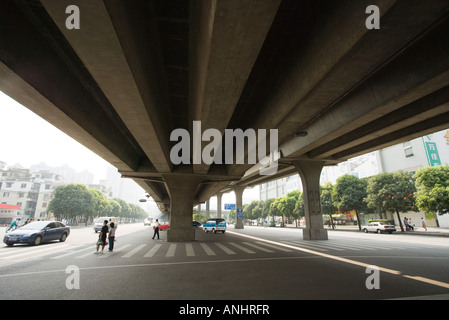 Fußgängerüberweg unter Überführung, niedrigen Winkel Ansicht Stockfoto