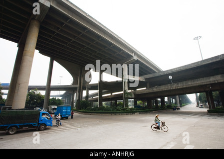 Überführungen und Radfahrer Stockfoto