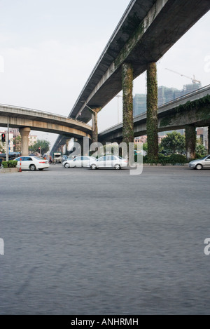 Verkehr unter Überführungen Stockfoto