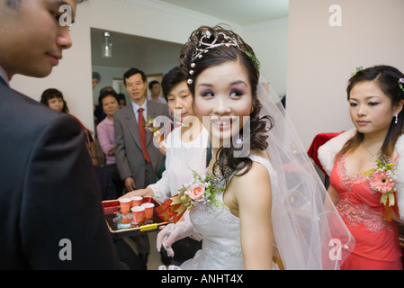 Chinesische Hochzeit Teezeremonie, Braut über die Schulter schauen Stockfoto