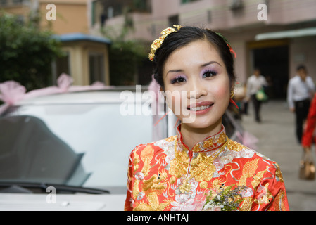 Braut trägt traditionellen chinesischen Kleidung, lächelnd in die Kamera, Porträt Stockfoto