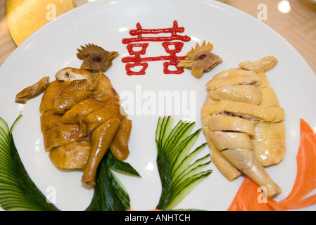 Nahaufnahme von gekochten Hühner auf Teller mit chinesischen Ideogramm Stockfoto