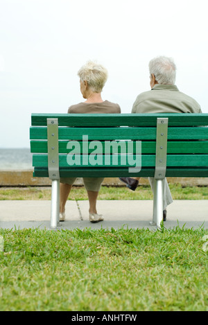 Älteres Paar auf Bank zusammensitzen, Rückansicht Stockfoto