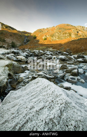 Ein teilweise gefrorenen Fluss im Easedale in der Nähe von Grasmere im Lake District während einer Kältewelle Stockfoto