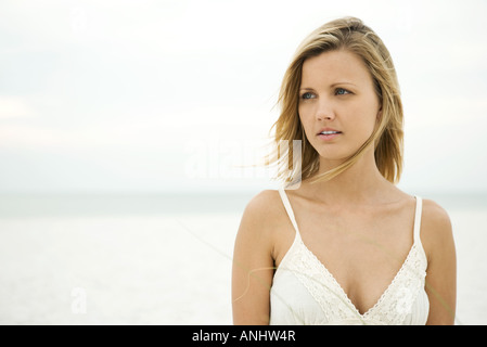 Frau am Strand, Kopf und Schultern Stockfoto