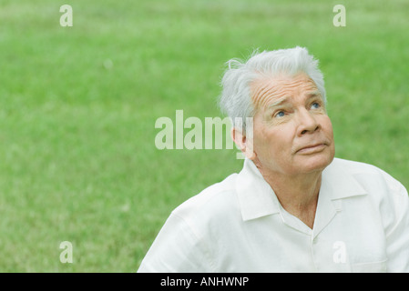 Senior woman nachschlagen, Kopf und Schultern, Porträt Stockfoto