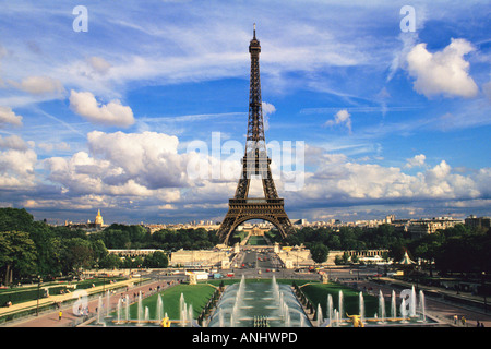 Paris Eiffelturm vom Chaillot Palast Jardins du Trocadero mit Brunnen. Blick aus einem hohen Winkel mit weißen Wolken und blauem Himmel. Europa Frankreich Stockfoto