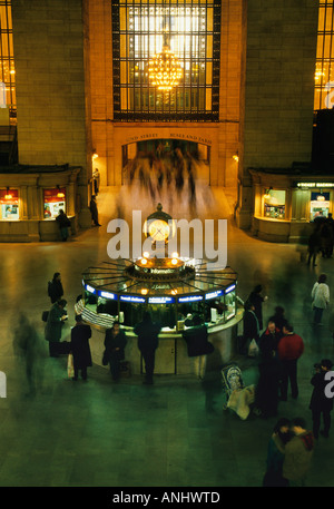 New York City NYC Midtown Manhattan Grand Central Station-Info-Stand und Uhr im Bahnhof USA Stockfoto