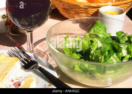 Pariser Speisen, Abendessen, Nahaufnahme des Mittagessens in einem Restaurant, Café oder Bistro. Salat, Käse, Brot (in einem Brotkorb), ein Glas Rotwein. Keine Menschen. Frankreich Stockfoto