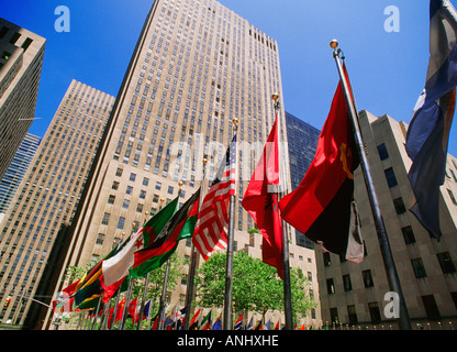 New York City Rockefeller Center, 30 Rockefeller Center, (30 Rock), (General Electric Building), (RCA Building). Internationale Flaggen fliegen. Art Déco. Stockfoto