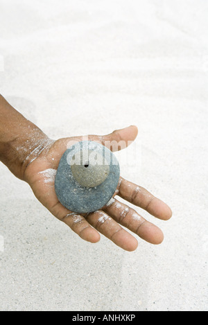 Hand hält gestapelt Kiesel, close-up Stockfoto