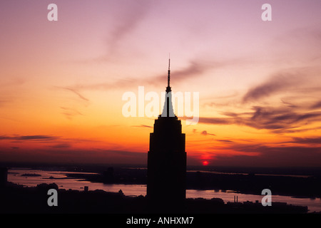 Das Empire State Building, ein Art déco-Wolkenkratzerturm in New York City, Midtown Manhattan, wurde vor einem Sonnenuntergang in der Skyline von Manhattan errichtet. Luftaufnahme. Stockfoto