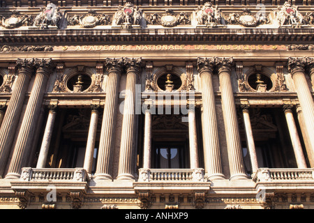 Das Pariser Opernhaus, die Opéra Garnier oder der Palais Garnier sind Details der prunkvollen Fassade des kulturellen Wahrzeichen. Belle Epoque, Second Empire, Frankreich Stockfoto