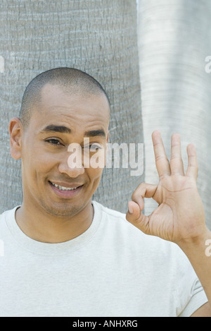 Mann macht ok Sign., Lächeln Stockfoto