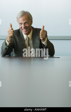 Geschäftsmann, geben zwei Daumen nach oben, in die Kamera Lächeln Stockfoto