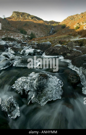 Ein teilweise gefrorenen Fluss im Easedale in der Nähe von Grasmere im Lake District während einer Kältewelle Stockfoto