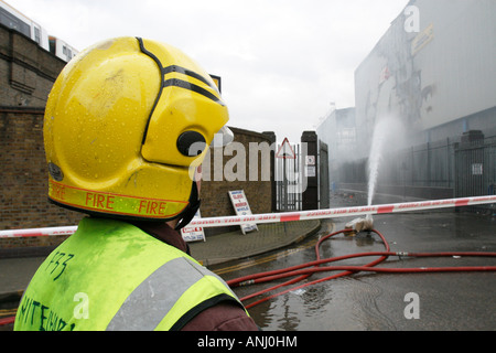 Feuer Besatzungen Arbeit zu setzen, ein Brand in Deptford Recycling Zentrum, SE London, Dezember 2007. Stockfoto