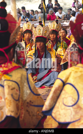 Puja, die von tibetisch-buddhistischen Mönchen in traditioneller ritueller Kleidung während des Kalachakra-Festivals geleitet wurde. Bodh Gaya, Bihar, Indien Stockfoto