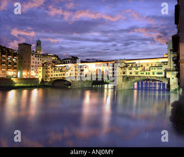 -Florenz: Ponte Vecchio und Fluss Arno bei Nacht Stockfoto