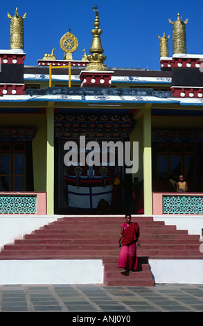 Der tibetische Flüchtlingsmönch geht die Schritte zu einem Kloster in einer tibetischen Flüchtlingssiedlung in Bylakyppe, Karnataka, Südindien, ab Stockfoto
