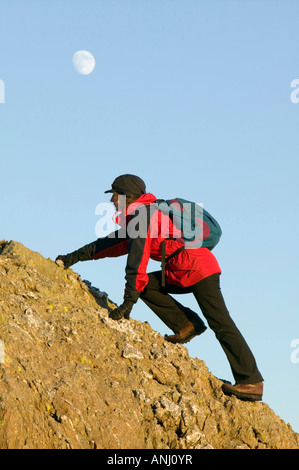 Eine Frau, die kriechen in den Lake District Cumbria UK Stockfoto