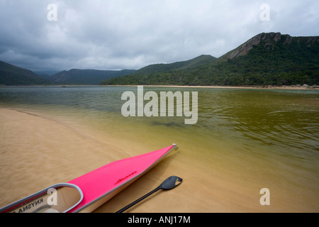 Kajak am Strand Natur s Tal Tsitsikamma National Park Garden Route Südafrika Stockfoto