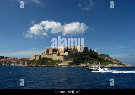 Die mittelalterliche Stadt und Hafen von Cavi auf Korsika. Die Insel ist ein beliebtes Urlaubsziel im Mittelmeer Stockfoto