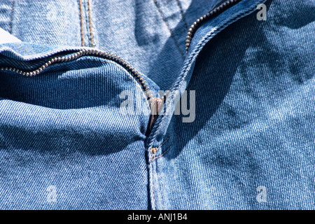 Nahaufnahme eines Reißverschlusses eine blaue jenas Stockfoto