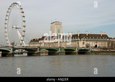 Das London Eye und die alten County Hall Building, mit der Shell Tower im Hintergrund, über von der Themse gesehen Stockfoto