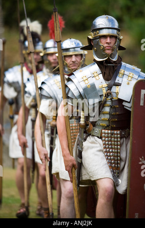 Römische Soldaten marschieren mit Schilden und Waffen in einer römischen Armee Reenactment, Chedworth Villa, Gloucestershire Stockfoto