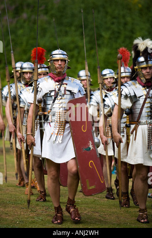 Römische Soldaten marschieren mit Schilden und Waffen in einer römischen Armee Reenactment, Chedworth Villa, Gloucestershire Stockfoto