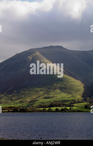 Sonnenlicht leuchtenden Hänge des Lingmell und das Ufer des Wastwater Wasdale mit Scafell Pike im Hintergrund Lake District, Cumbria England Stockfoto