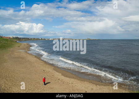 Dame am Strand von Newbiggin zu Fuß durch das Meer Northumbria Stockfoto