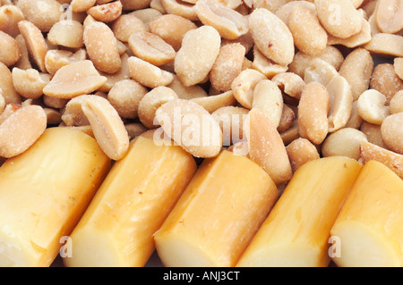 salzige Erdnüsse und geräuchertem Käse für ein Bier schmecken Hintergrund Stockfoto