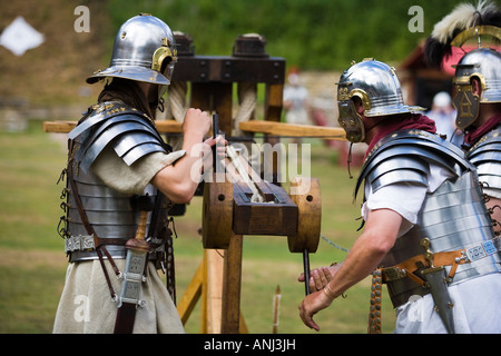 Akteure zeigen die Verwendung von der Ballista im römischen Heer Reenactment, Chedworth Villa, Gloucestershire, UK Stockfoto