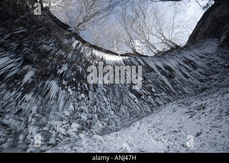 Stalaktiten in der Entraigues Kaskade Einstellung, im Winter (Frankreich). Stalaktiten Sur le Site De La Cascade d'Entraigues En Hiver. Stockfoto