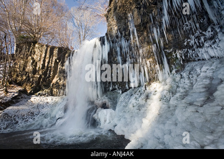 Im Winter ist die Entraigues Kaskade (Puy de Dôme - Frankreich). La cascade d' Entraigues, En Hiver (Puy de Dôme - Frankreich). Stockfoto