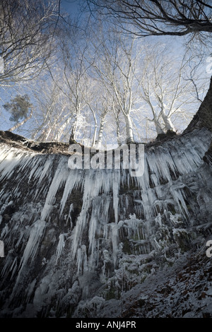 Stalaktiten in der Entraigues Kaskade Einstellung, im Winter (Frankreich). Stalaktiten Sur le Site De La Cascade d'Entraigues En Hiver. Stockfoto