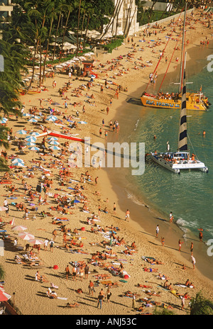 Waikiki Beach in Honolulu mit Katamaranen und Sonnenanbeter Stockfoto