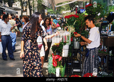 Frauen, die Blumen auf den Ramblas in Barcelona kaufen Stockfoto
