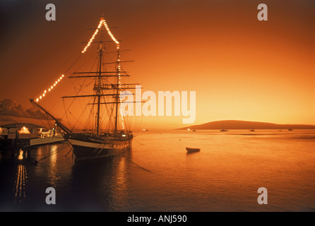 Schoner bei Sonnenuntergang in Lahaina auf Insel Maui verankert. Stockfoto